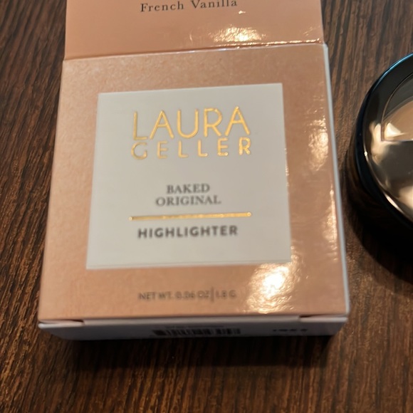 Laura Geller baked French vanilla highlighter - Picture 4 of 4